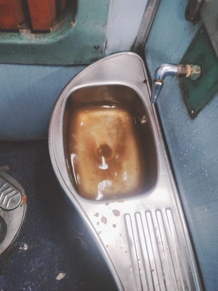 22183 साकेत एक्सप्रेस से S-3 में सफर कर रहा हूं।मुंबई से अबतक की यात्रा में ना ही कोई सफाई हुई ना ही पानी की व्यव्स्था।
संबंधित विभाग संज्ञान लें।
#IRCTC 
#railways