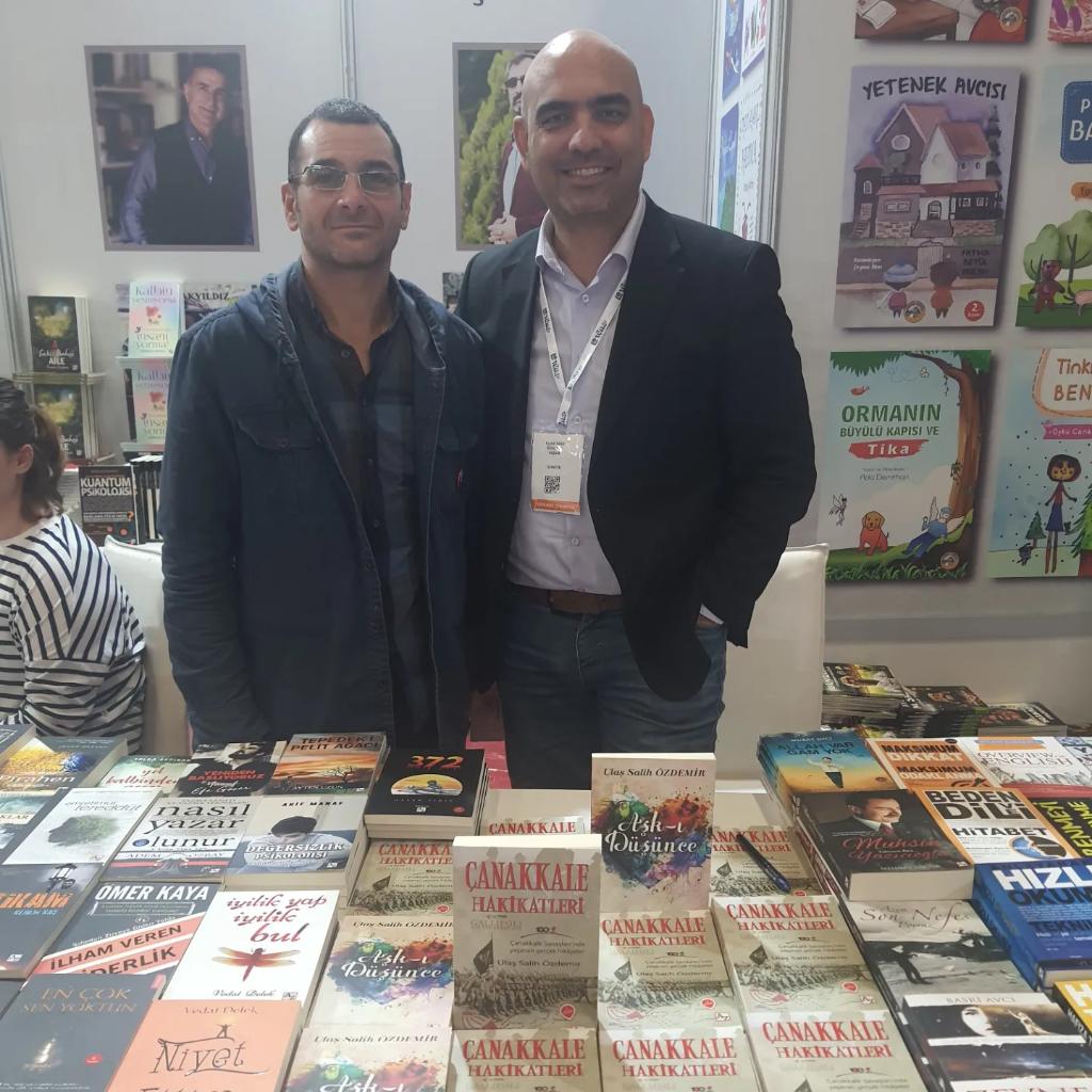 ulassalihozdemi's tweet photo. Tüyap Kitap Fuarından güzel anılarla ve kıymetli dostluklarla ayrılıyoruz.
Uzaktan yakından gelen tüm eş,dost ve öğrencilerimize teşekkür ederim.
Ayaklarınıza sağlık.
#usö #ulassalihözdemir
#canakkalehakikatleri #tarihteazbilinengerçekler #tarihteilginçvegülümsetenanlar #askidu https://t.co/aiBxrGYtvH