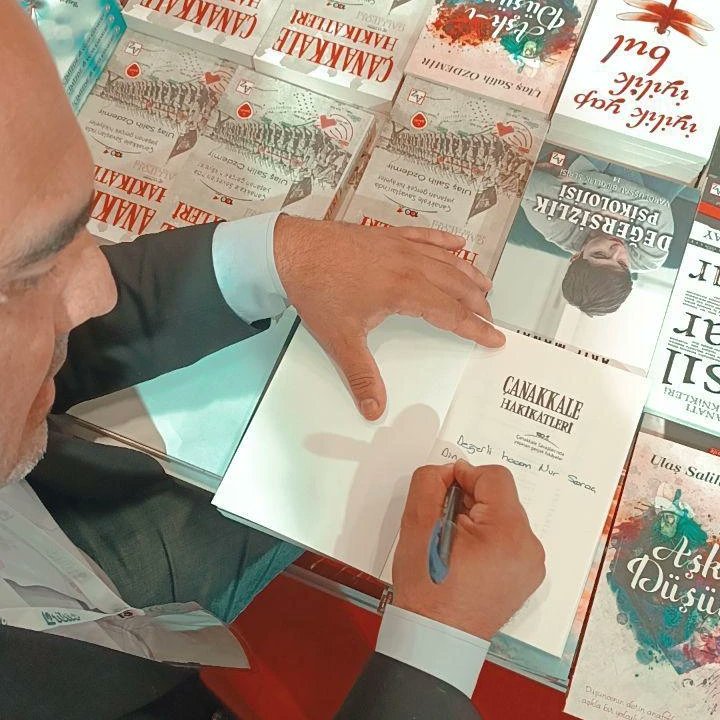 ulassalihozdemi's tweet photo. Tüyap Kitap Fuarından güzel anılarla ve kıymetli dostluklarla ayrılıyoruz.
Uzaktan yakından gelen tüm eş,dost ve öğrencilerimize teşekkür ederim.
Ayaklarınıza sağlık.
#usö #ulassalihözdemir
#canakkalehakikatleri #tarihteazbilinengerçekler #tarihteilginçvegülümsetenanlar #askidu https://t.co/aiBxrGYtvH