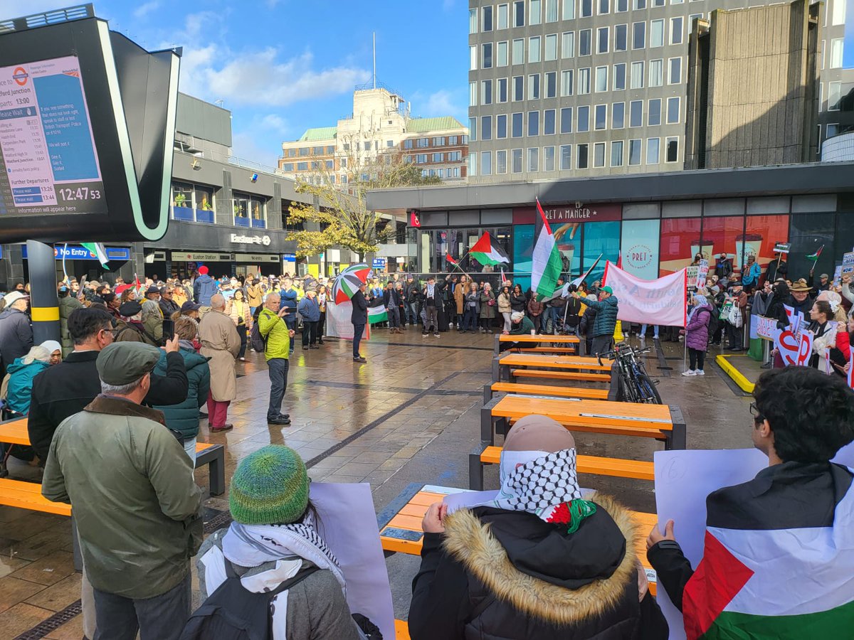 SAsiaSolidarity's tweet image. At Euston station, in #Starmer&apos;s constituency: &quot;Keir Starmer, you can&apos;t hide, we charge you with genocide!&quot;. #CeasefireNOW! &quot;Stop Killing Children!&quot; #FreePalestine #Gaza #GazaGenocide. Now marching to join the mass rally at Trafalgar Square!