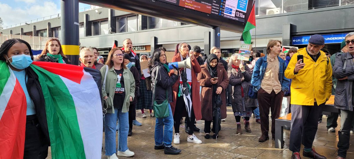 SAsiaSolidarity's tweet image. At Euston station, in #Starmer&apos;s constituency: &quot;Keir Starmer, you can&apos;t hide, we charge you with genocide!&quot;. #CeasefireNOW! &quot;Stop Killing Children!&quot; #FreePalestine #Gaza #GazaGenocide. Now marching to join the mass rally at Trafalgar Square!