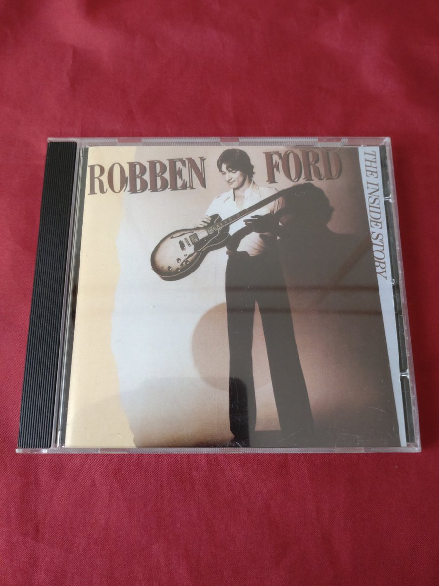 XmugLwwY8PlmunH's tweet photo. 《Now On Play🎶》
『ギターに愛を/ロベン・フォード』(1979)
初めて聴いた時、正直がっかり…もっとブルース、R&Bを匂わす特徴を期待していた
世間がラリー・カールトン、リー・リトナーという頃、ロベンとバジー・フェイトンが好きだった
プロデュースはスティーヴ・クロッパー
#Robben_Ford https://t.co/Z8HaYc43q4
