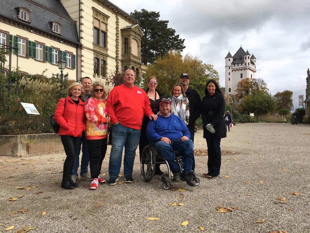 FahrdienstRumpf's tweet photo. Morgen (15:30)spielen ja die Kansas City #Chiefs gegen die Miami #Dolfins im Waldstadion gegeneinander. Ein paar Hardcore-Fans aus den USA sind heute schon mit uns unterwegs, auf Sightseeing-Tour im Rheingau.
#nfl #football #rollstuhl #wheelchair #frankfurt https://t.co/uivwC9UZKc