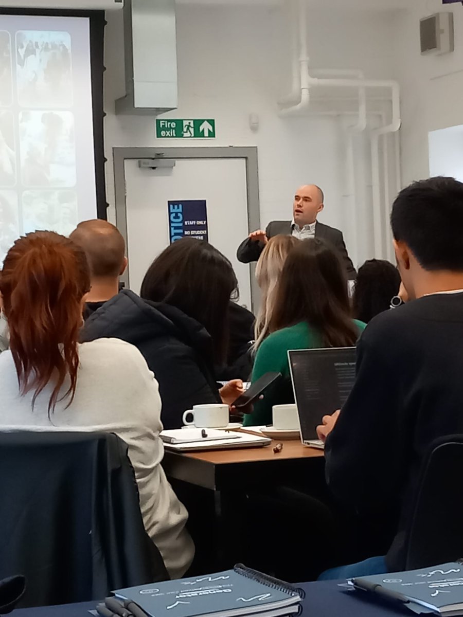 TheHalfArtist's tweet image. #GreHack goes from strength to strength. 50 students, several criminologists, 3 Met detectives and 2 days of hard debate on how to police London fairly,  justly and free from discrimination. Watch this space @GRE_FLAS @GRELawCrim
