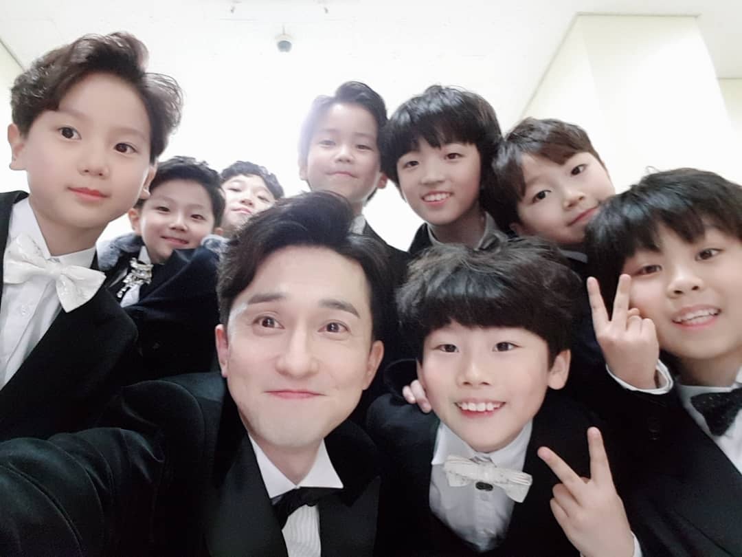 JAYRAY22_'s tweet photo. 대배우님들이랑도 셀카 찍는 요정님 좋아!!
(과정)                                 (결과) https://t.co/DRhau053AP