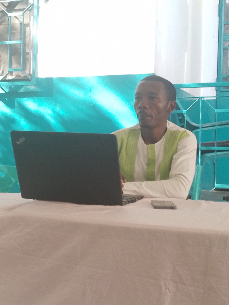 JoeFirmin_Joe's tweet photo. "Le fait d'être harcelé par une personne qui ne vous connaît pas va créer un sentiment de retrait chez la victime " Ngi Albert,psychologue,lors des #RESSA1 
#cyberharcelement 
@CAMNAFAW_IPPF 
@ElianeNyobe https://t.co/YDrQMauk12
