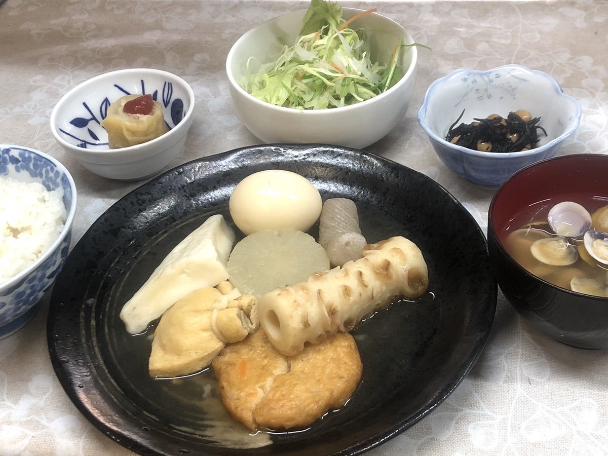寮の夕食です！お好きな方を選べます！一流シェフの作る料理は絶品で、毎日3食楽しみにしています！