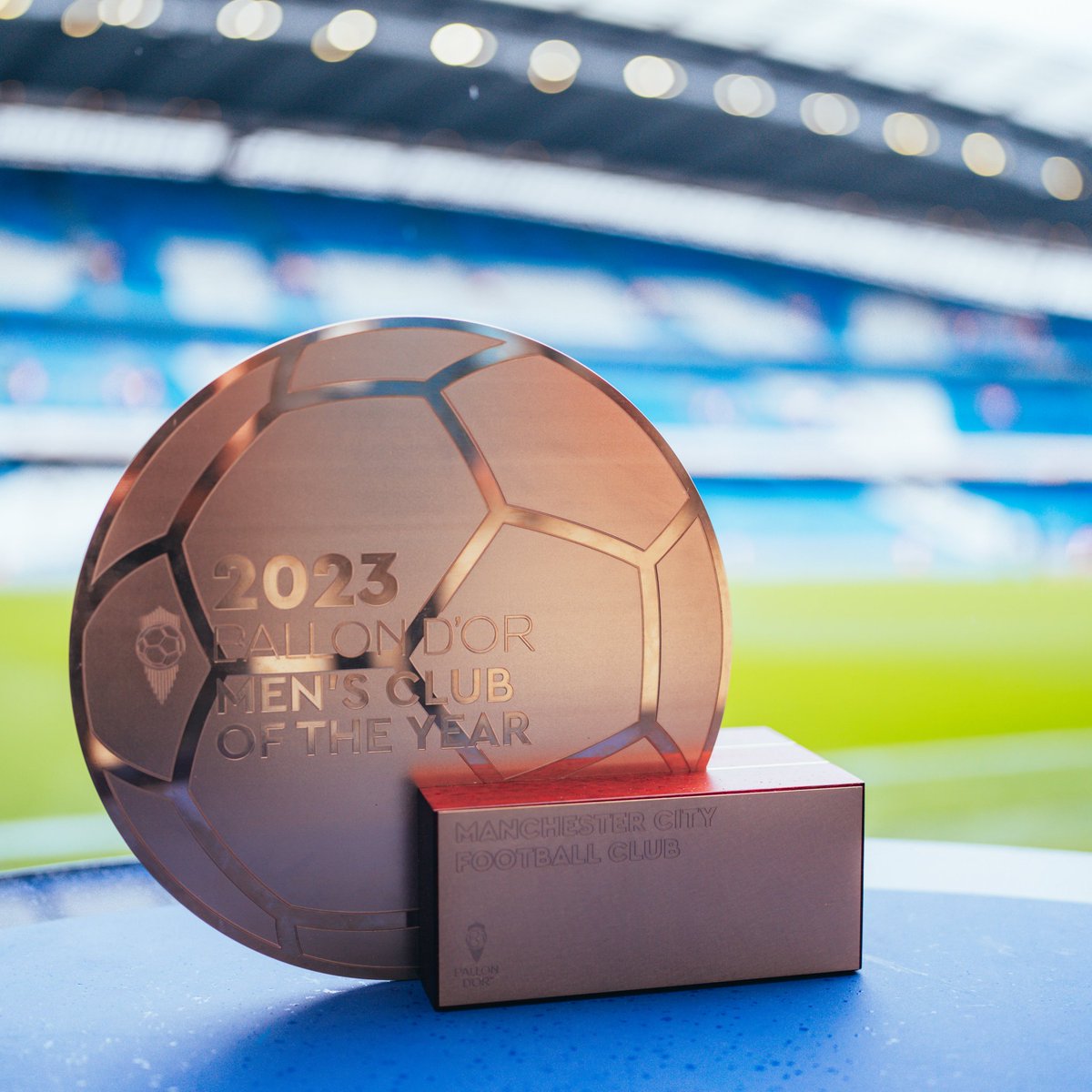ManCitySwahili1's tweet photo. Tuzo yetu ya Club bora ya mwaka tuliyoshinda kwenye usiku wa Balloon d'Or ipo katika uwanja wa Etihad 🤩 https://t.co/AXBQj0OC4O