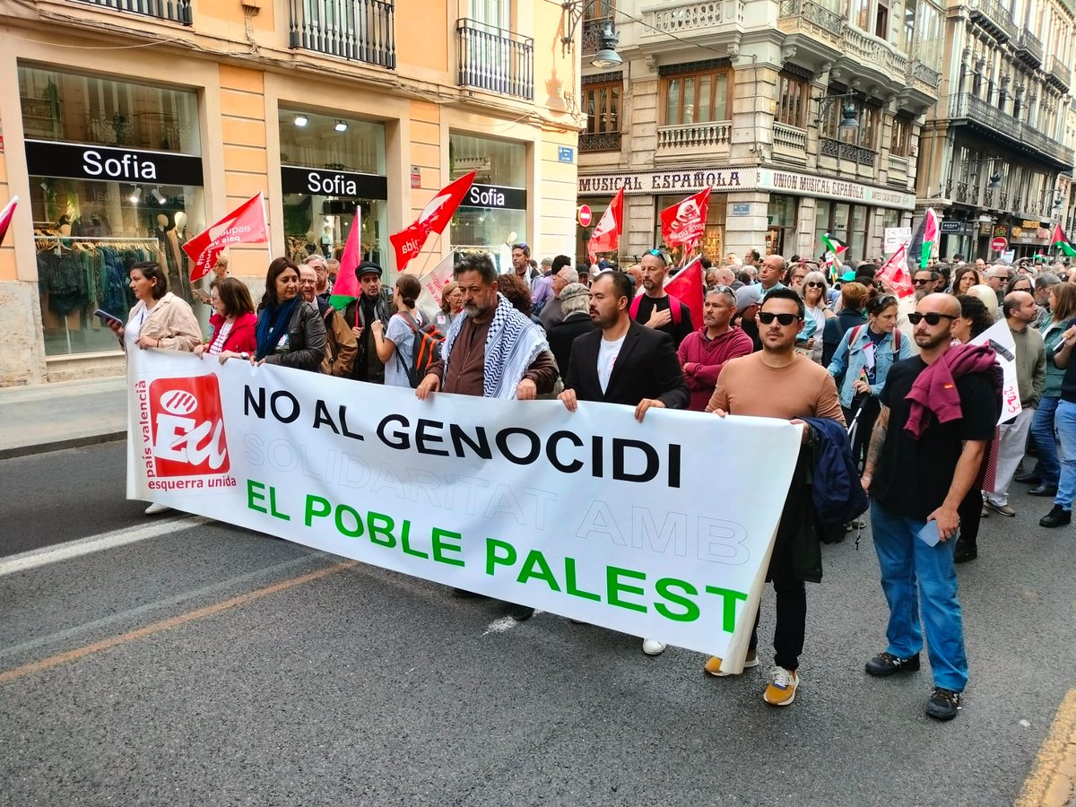 esquerraunida's tweet photo. 👉🏼 Pressionarem tots els governs, des dels municipis fins a la Unió Europea, per tot arreu, fins a trencar relacions amb Israel i aturar el genocidi.

Hui als carrers de València: Palestina lliure! ✌️🏼🇵🇸 https://t.co/4p6Amc8HSc