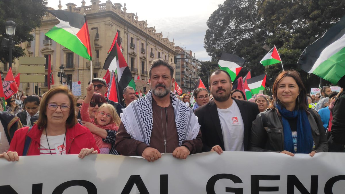 esquerraunida's tweet photo. 👉🏼 Pressionarem tots els governs, des dels municipis fins a la Unió Europea, per tot arreu, fins a trencar relacions amb Israel i aturar el genocidi.

Hui als carrers de València: Palestina lliure! ✌️🏼🇵🇸 https://t.co/4p6Amc8HSc