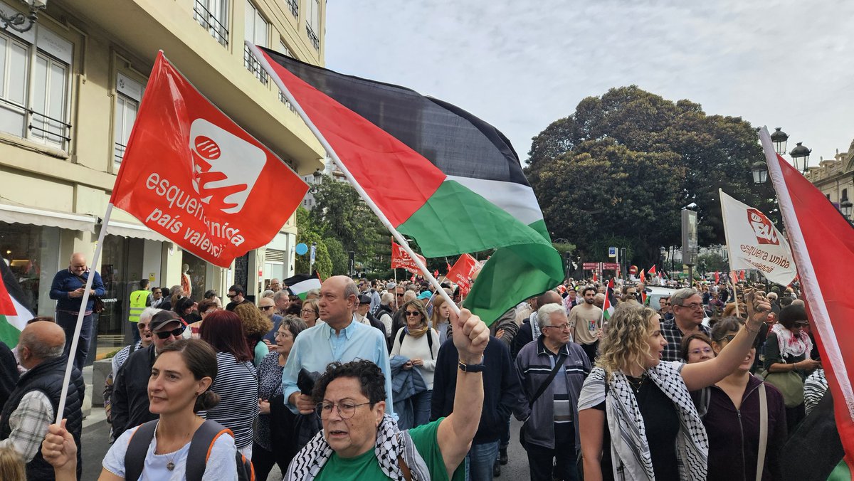 esquerraunida's tweet photo. 👉🏼 Pressionarem tots els governs, des dels municipis fins a la Unió Europea, per tot arreu, fins a trencar relacions amb Israel i aturar el genocidi.

Hui als carrers de València: Palestina lliure! ✌️🏼🇵🇸 https://t.co/4p6Amc8HSc