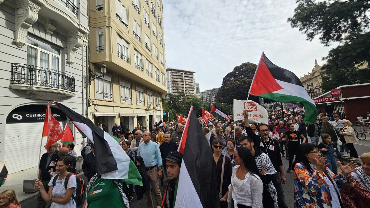 esquerraunida's tweet photo. 👉🏼 Pressionarem tots els governs, des dels municipis fins a la Unió Europea, per tot arreu, fins a trencar relacions amb Israel i aturar el genocidi.

Hui als carrers de València: Palestina lliure! ✌️🏼🇵🇸 https://t.co/4p6Amc8HSc