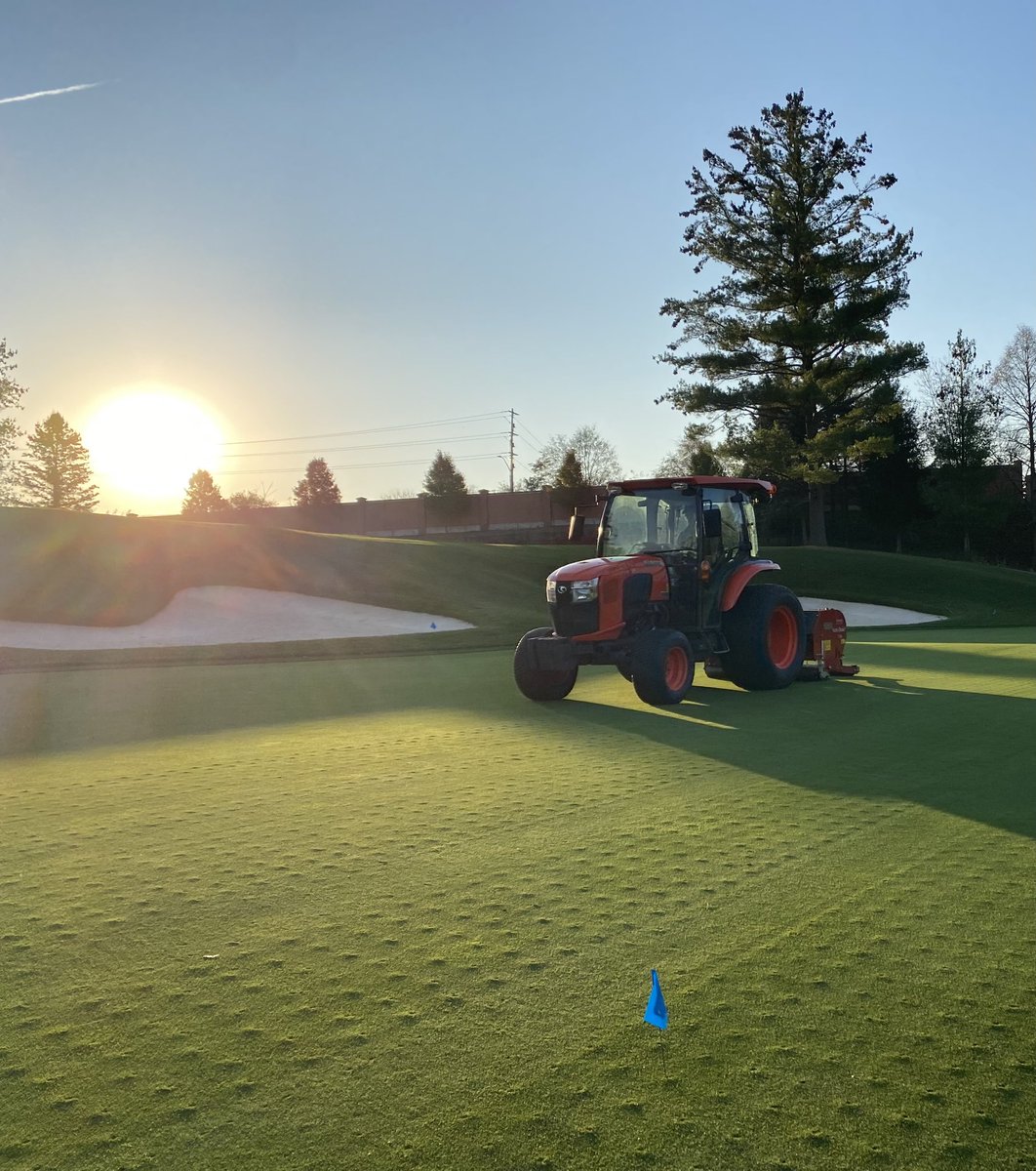 GriffithsJayson's tweet image. Looking backwards…this Red Oak was meant to be…from the tee it influences the shot to a wide landing but provides a sense of scale &amp;amp; belonging looking back from the green…plus yesterdays deeptine helped with last nights rains…#legacytrees