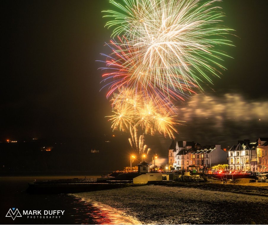 We hope that, however you choose to celebrate Bonfire Night, your evening is filled with magnificent fireworks and that you stay both safe and cosy 🎇

#vanguardphotouk #vanguardambassador #fireworks #displays #fireworkphotography