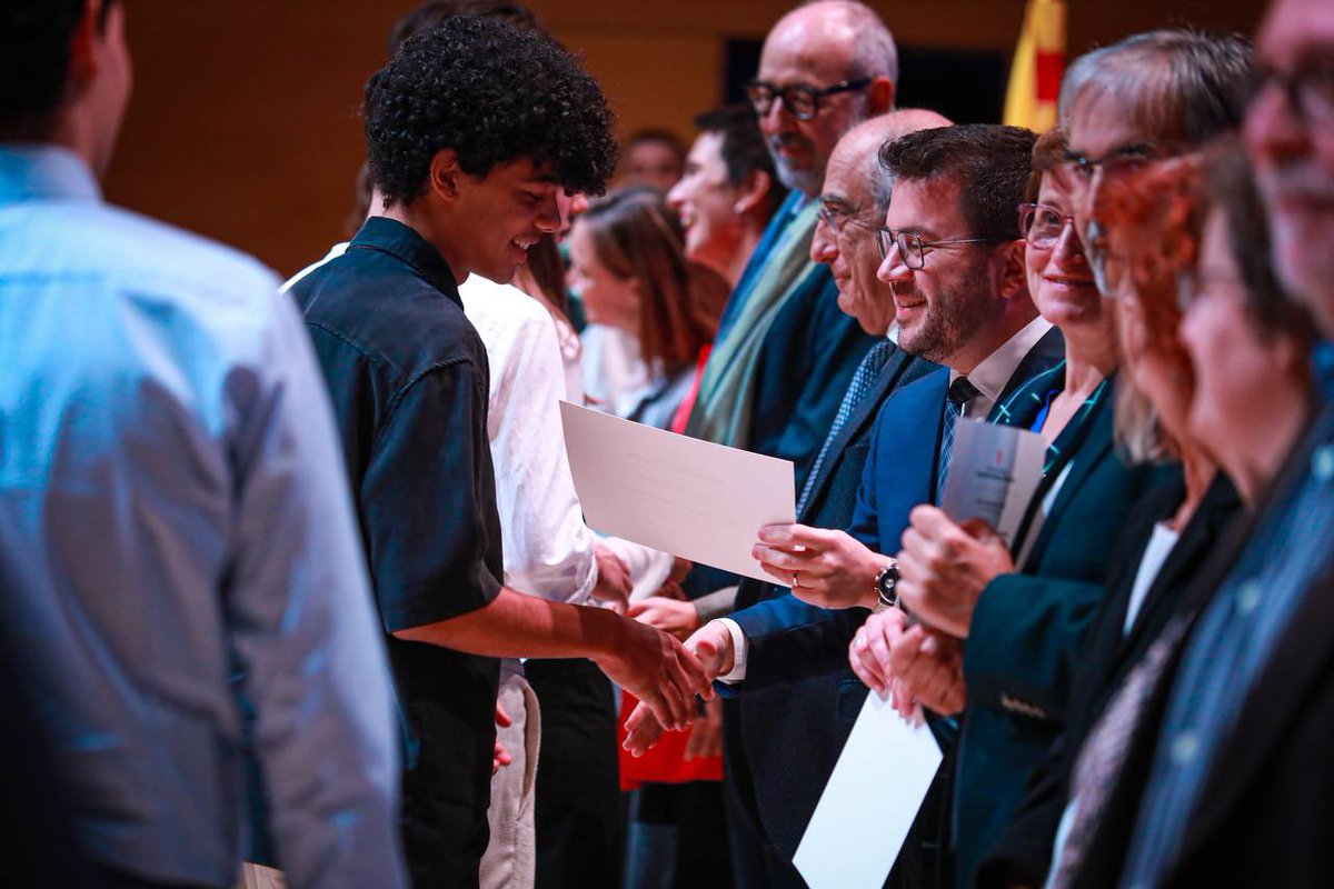 perearagones's tweet photo. Sou el resultat del vostre esforç. Heu demostrat una resiliència i capacitat de superació que us han permès obtenir les millors notes de les PAU a Catalunya. Avui reconeixem aquest esforç. Sou el present i el futur i, sobretot, sou l'orgull del país. Felicitats! 🥳 https://t.co/rN5kwPW2pm