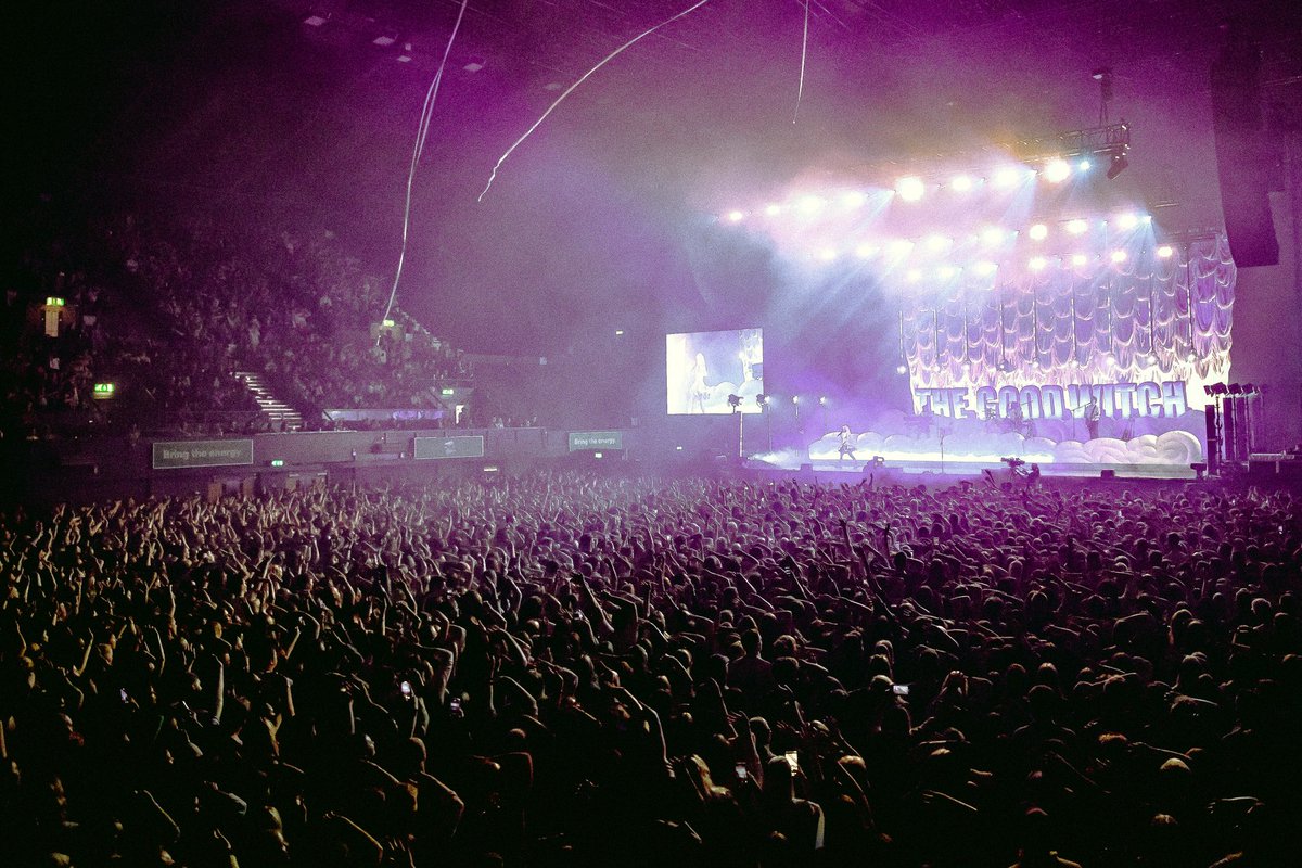 maisiehpeters's tweet photo. sold out wembley arena last night, 12,500 people :’))))) thank u thank u thank u https://t.co/j4TFBHvKCg