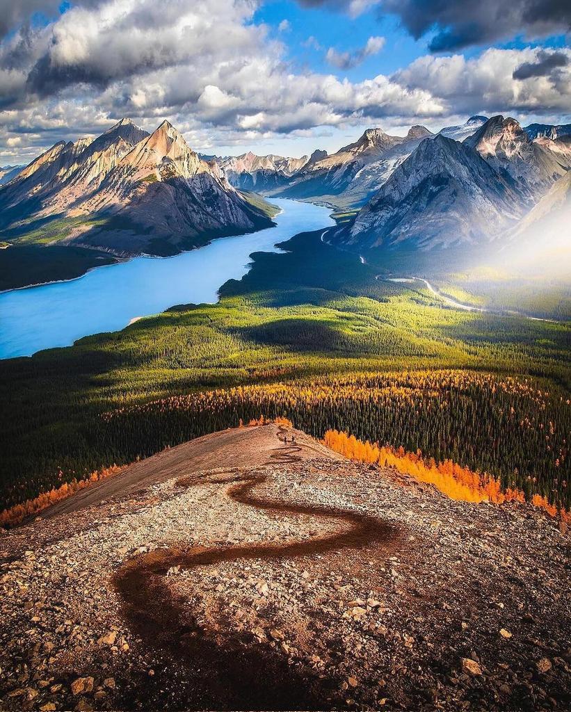 Fall in the Canadian Rockies 🍂🏔️
#canadianrockies #canadaroadtrip #canadasworld #canadatravel #nationalparks #nationalparkgeek