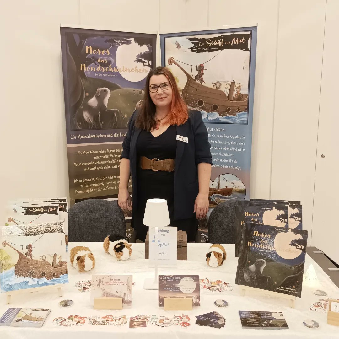 Das Messejahr 2023 neigt sich langsam aber sicher dem Ende zu.

Heute und morgen könnt ihr meine Bücher noch auf der Mainzer Büchermesse finden 👍🏻