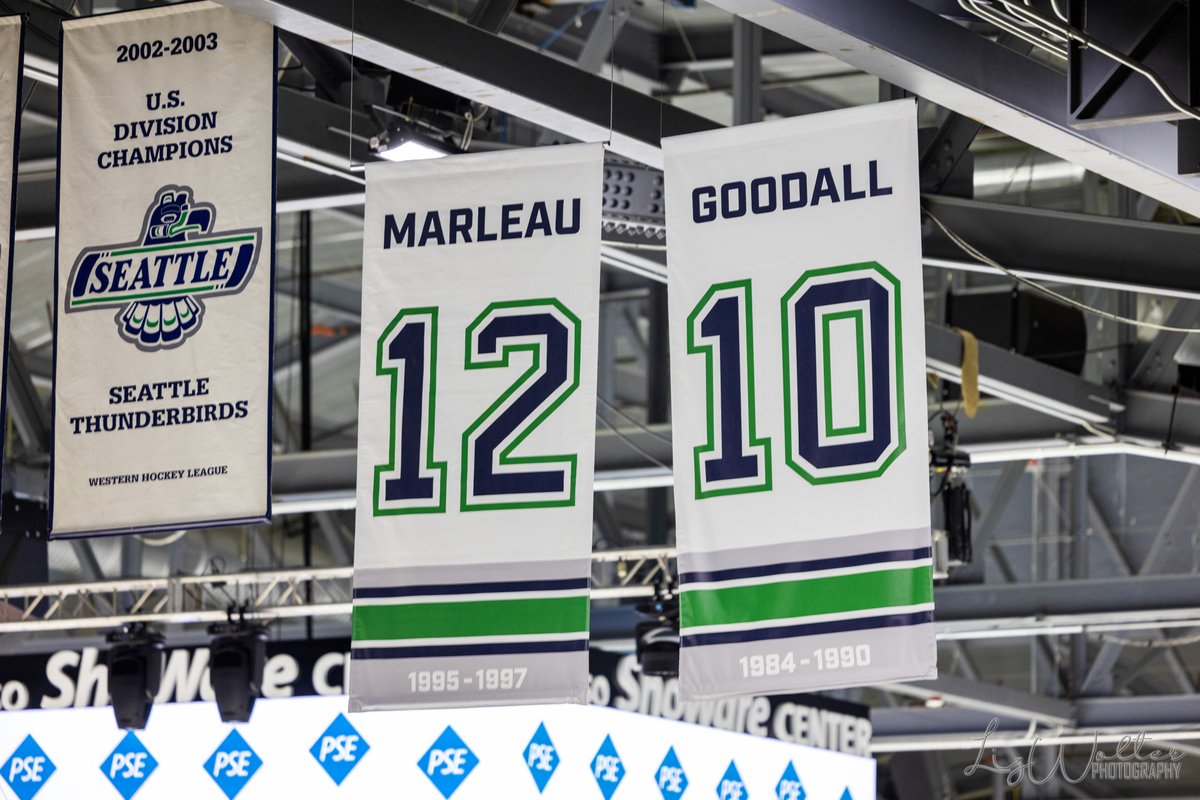 CSS_Futures's tweet photo. Immortalized once more: Patrick Marleau's #12 will forever hang in the rafters for the @SeattleTbirds, next to Glen Goodall.
Both were in attendance for last night's ceremony honoring Marleau.
Photo by @wolter_liz
#BestInTheWHL #RaiseThe12 #PatrickMarleau https://t.co/P2rtfDYivD