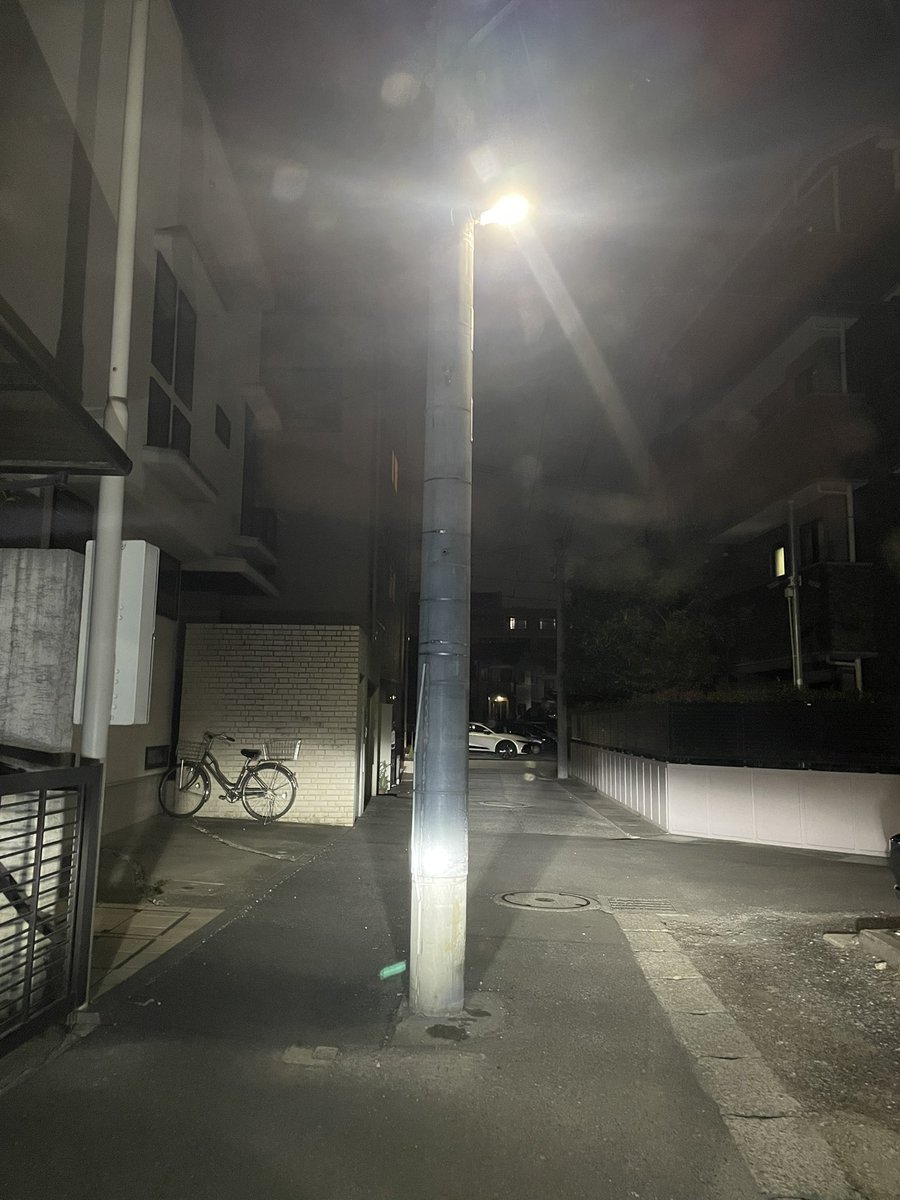FM045RC42's tweet photo. なんもこんなど真ん中に電柱立てんでも… https://t.co/2nxsAZbgBM