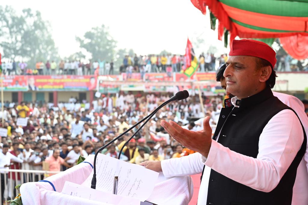 indiasavebharat's tweet image. &apos;ये मुख्यमंत्री कुछ नहीं जानते, विधानसभा में आपने नहीं सुना था 46 में 56। हमने उनसे कहा वो सूची दे दो, आज तक नहीं दे पाए। ये बताएं गोरखपुर यूनिवर्सिटी में भर्ती कौन हुए हैं&apos;??

- माननीय राष्ट्रीय अध्यक्ष श्री अखिलेश यादव जी, गोरखपुर

#AkhileshYadav #ISupportAkhilesh…