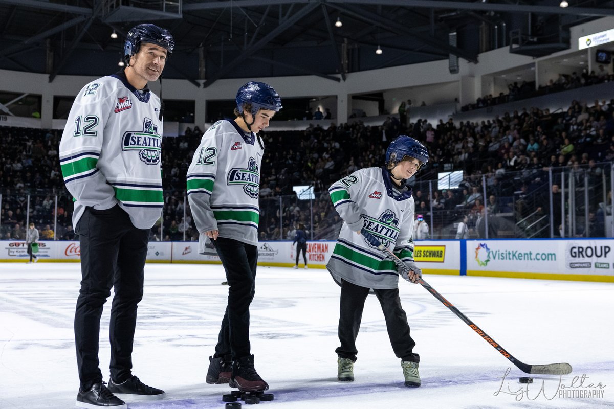 CSS_Futures's tweet photo. The fun wasn't over for Patrick Marleau and two of his sons last night once the puck dropped, as the three were able to participate in an intermission puck shooting challenge.
Photos by @wolter_liz
#BestInTheWest #SeattleThunderbirds #PatrickMarleau https://t.co/3jTUhBUcM8