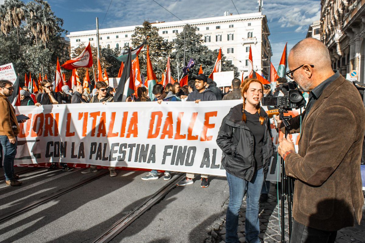 CollotMarta's tweet photo. #4novembre ora a Roma, la manifestazione nazionale "Fuori l'Italia dalle guerre!" si muove verso Piazza San Giovanni! https://t.co/9BGM1gcoNQ