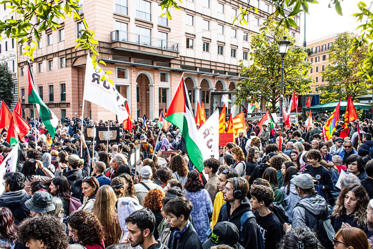 CollotMarta's tweet photo. #4novembre ora a Roma, la manifestazione nazionale "Fuori l'Italia dalle guerre!" si muove verso Piazza San Giovanni! https://t.co/9BGM1gcoNQ
