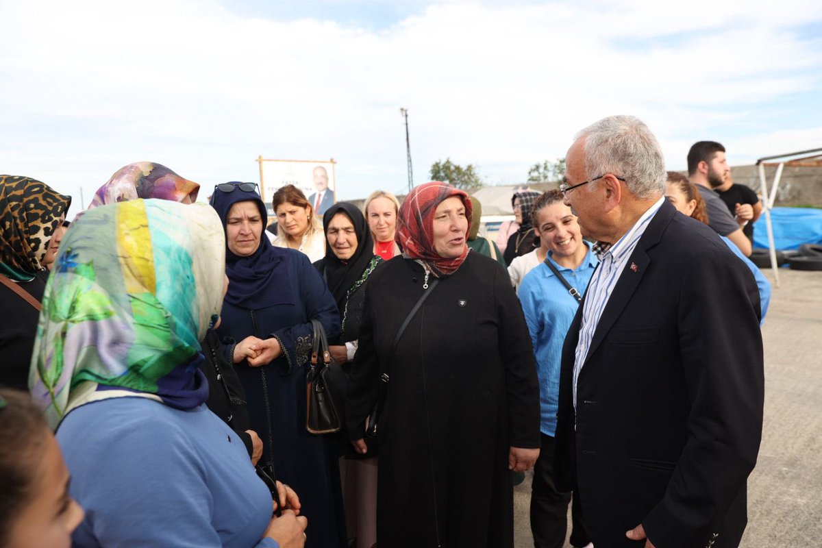 mhilmiguler's tweet photo. Çamaş ilçemizdeyiz.

Kasım güneşinin eşlik ettiği bu güzel günde Ordu Valimiz Sayın Muammer Erol ile birlikte, Yeni Arayışlar Girişimi Platformu Derneği ve Çamaş Belediyemiz iş birliğinde düzenlenen etkinliğe katıldık.

Program sonrasında ise Çamaş Belediye Başkanımız Mahmut Ayparçası ile ilçemize kazandırdığımız yatırımları yerinde inceleyerek bilgi alıp hemşehrilerimizle bir araya gelerek sohbet ettik.

Çamaş'ın güzelleşmesinde istişare içerisinde çalıştığımız Başkanımıza, ekibine ve çalışmalarda emeği geçen tüm mesai arkadaşlarıma teşekkür ediyorum.

Öte yandan tüm ilçelerimizde olduğu gibi Çamaş ilçemizde de sosyal, kültürel ve turizm çalışmaların yanı sıra Ordu tarihinin en büyük altyapı, yol ve su yatırımlarını gerçekleştirdik.

Ordu Büyükşehir Belediyesi olarak Çamaş’ımızda 2019 yılından bu yana sadece altyapı, yol ve su yatırımları kapsamında;

5️⃣2️⃣ bin metre asfalt ve beton yol çalışmasını, 

2️⃣1️⃣ bin metre yeni yol açma ve yol genişletme çalışmasını,

3️⃣5️⃣ bin metre yeni içme suyu hattını,

2️⃣ bin metre yeni kanalizasyon hattını

1️⃣ adet su alma yapısını ilçemize kazandırdık.

Çamaş dönüşünde ise turizme hazırladığımız Gaga Gölünde incelemelerde bulunduktan sonra Fatsa ilçemizde Fatsa Fener Adası'nı ziyarete giden hemşehrilerimizle sohbet ettik.

Ordu’muzda eser ve hizmet belediyeciliğimizi 19 ilçemizin tamamında hız kesmeden sürdürmeye devam edeceğiz.