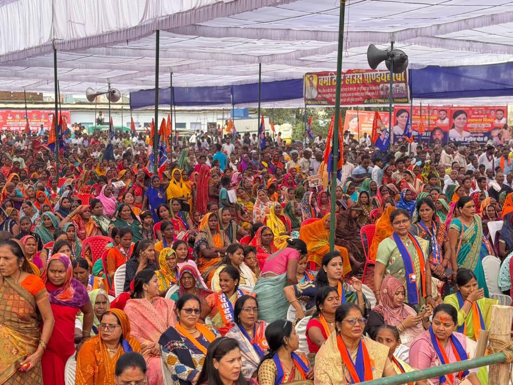 आज पार्टी के स्थापना दिवस समारोह में नारी-शक्ति की दमदार उपस्थिति एवं स्नेहिल अभिनंदन से अभिभूत हूँ। समस्त माताओं-बहनों-बेटियों को मेरा सादर नमन…🙏🏻