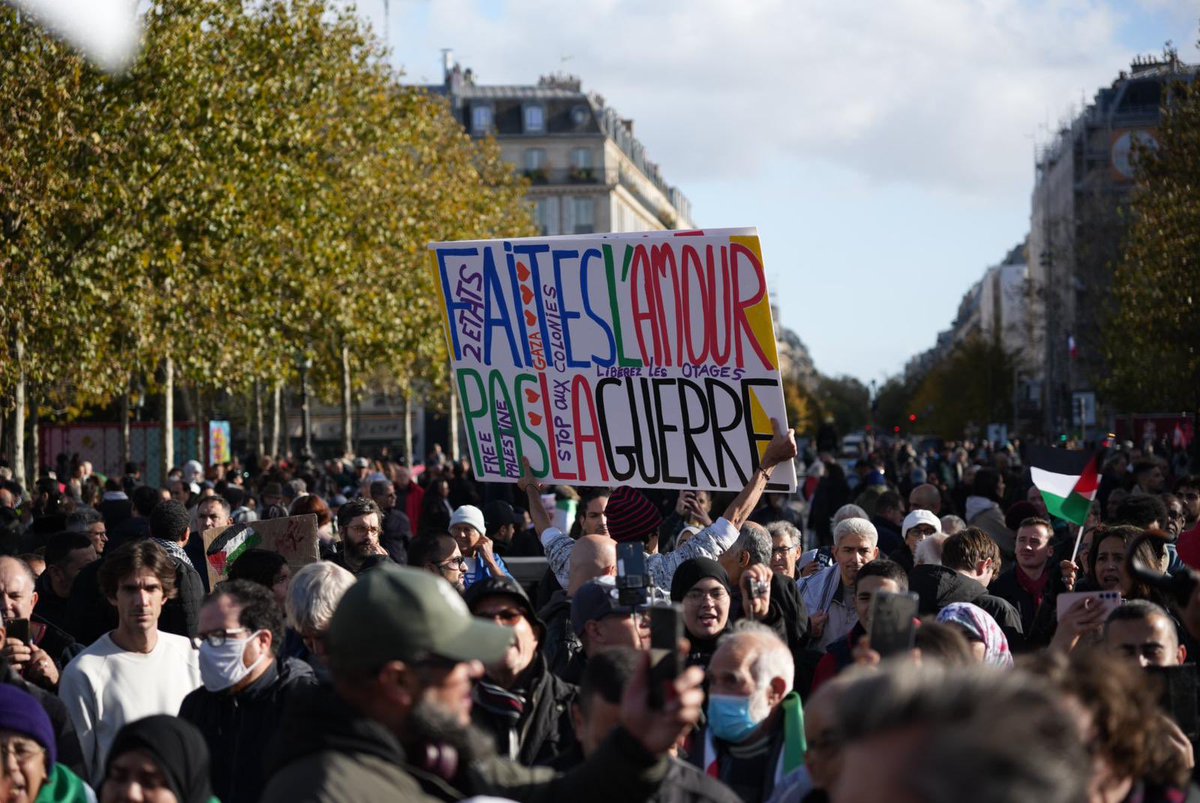 faureolivier's tweet photo. Au lendemain du 7 octobre nous avons marché en solidarité avec le peuple israélien. Aujourd’hui nous marchons en solidarité avec le peuple palestinien. Chaque vie compte. 

Pour la libération des otages, pour un cessez-le-feu, pour une solution à deux Etats. https://t.co/Lxnr2UpiQp