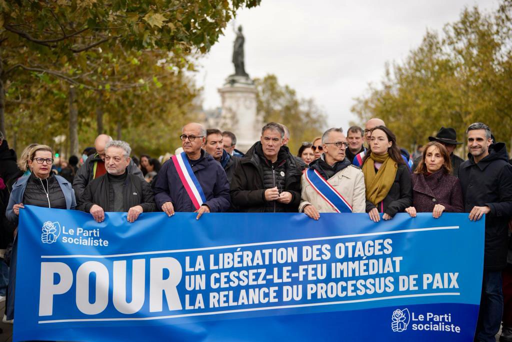 faureolivier's tweet photo. Au lendemain du 7 octobre nous avons marché en solidarité avec le peuple israélien. Aujourd’hui nous marchons en solidarité avec le peuple palestinien. Chaque vie compte. 

Pour la libération des otages, pour un cessez-le-feu, pour une solution à deux Etats. https://t.co/Lxnr2UpiQp