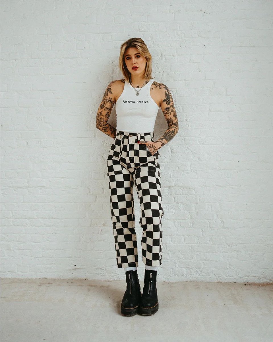 intheforesst's tweet photo. go to pinterest and search:
“celebrity”
“outfit”
“quote”
“aesthetic”
quote with the FIRST pic that appears, that is your vibe

this makes sense https://t.co/DeENVXAHjU