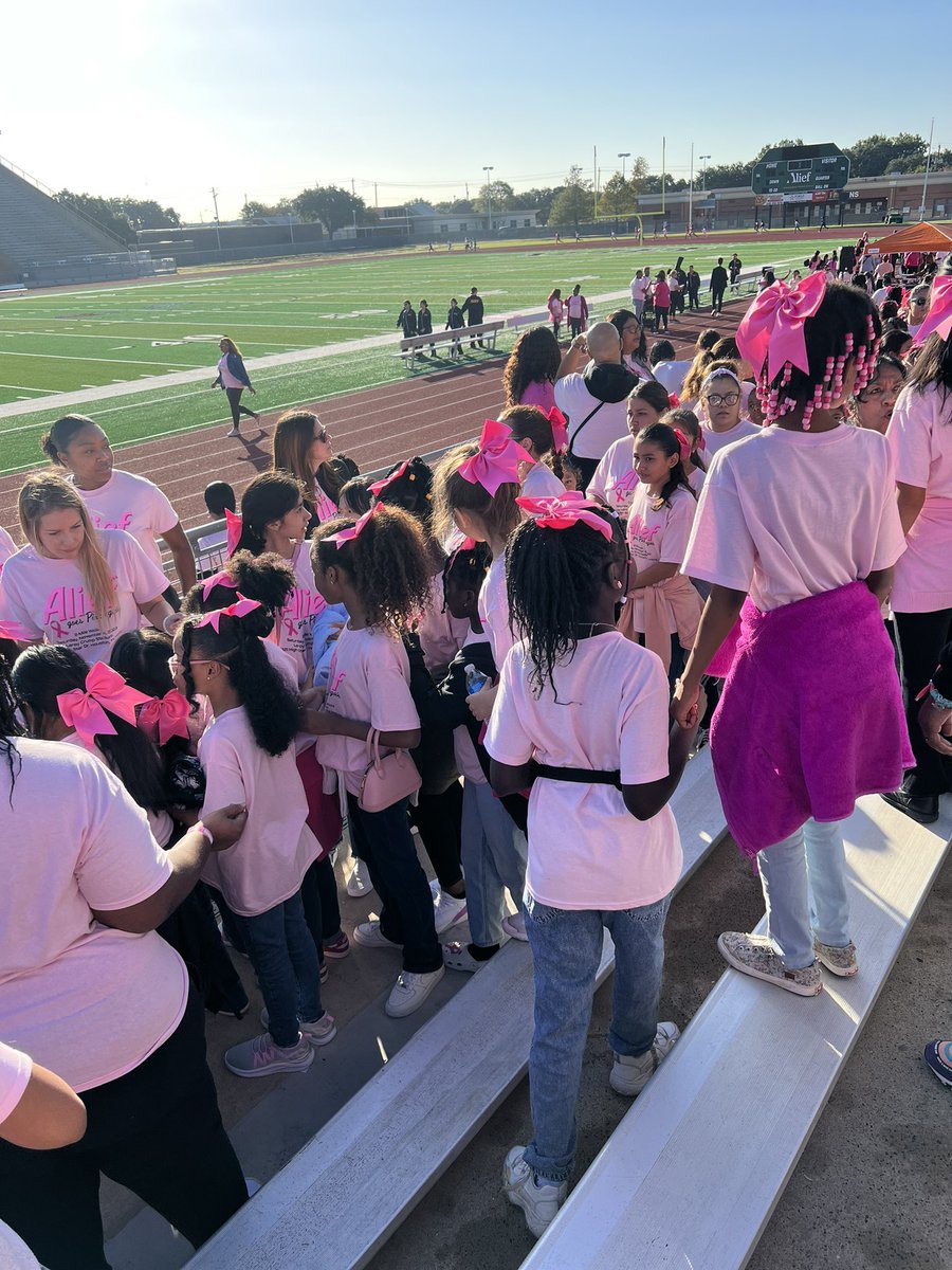 deleoncomets's tweet photo. Alief Breast Cancer Awareness 2mile walk!@AliefISD #aliefproud @ChancellorComet https://t.co/miYneNkOqy