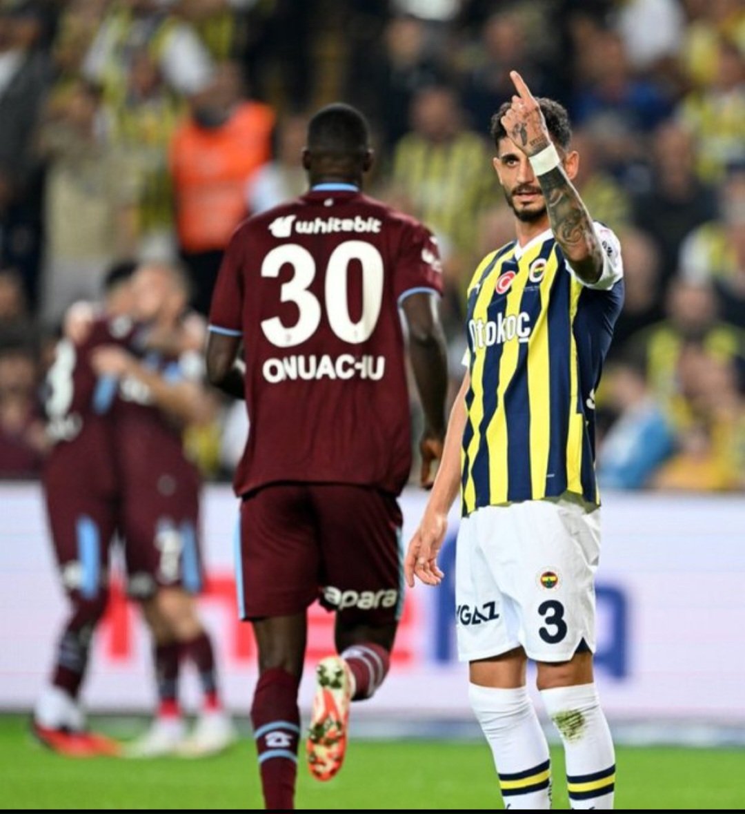 Bu adam bir daha bu şanlı formayı giymesin #Samet #İsmail #FBvTS  #fener #Fenerbahce #Trabzonspor