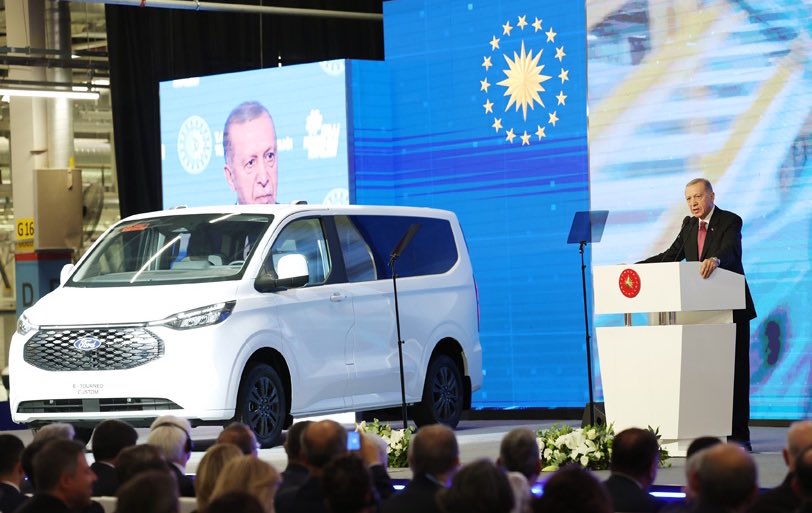 Yaklaşık 2,5 yıl önce Cumhurbaşkanlığı Külliyesi’nde bizim de bulunduğumuz törende, 2 MİLYAR DOLARLIK yeni bir YATIRIM PROGRAMI açıklayan Ford Otosan’ın bu planı adım adım hayata geçirdiğini görmekten şehrimiz ve ülkemiz adına büyük memnuniyet duyuyoruz. Bu gelişme, ülkemizin