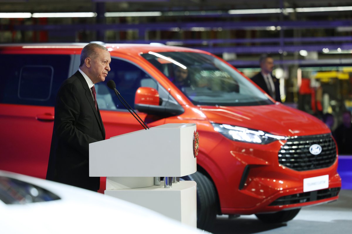 RTErdogan's tweet photo. Bugün, üretime başlama heyecanını 2014’te yaşadığımız, ilave bir yatırımla 2021’de kapasite büyümesine şahitlik ettiğimiz Ford Otosan Yeniköy Fabrikası’nın yeniden tasarımı sonrası açılışını gerçekleştirdik.                                                                         
Ford Otosan’ın Kocaeli fabrikaları, bugün resmî açılışını yaptığımız yatırımıyla birlikte Avrupa’nın en büyük ticari araç üretim tesisi haline geldi.

Dünya markası Ford’un mühendislik ve üretim gücünün bir yansıması olan Yeniköy’deki bu tesis, pek çok öncü özelliğiyle “geleceğin fabrikası” ünvanını hak ediyor.

Ülkemizin üretim ve ihracat gücüne önemli katkı sağlayacak bu tesis hem içten yanmalı hem de elektrikli araç üretebilen özelliğiyle öne çıkıyor.
Geçen yıl toplam 6,2 milyar dolarlık ihracat rakamına ulaşarak otomotiv sektörünün “ihracat şampiyonu” ünvanını devam ettiren Ford Otosan’ı bu başarısından dolayı ayrıca tebrik ediyorum.

Otomotiv üretiminde dünya sıralamasında 5 yılda 15’inci sıradan 13’üncü sıraya yükselmiş olmamız, doğru istikamette ilerlediğimizi gösteriyor.
Katlanarak büyüyen elektrikli ve hibrit araç üretiminde söz sahibi olmamızı sağlayacak yatırımlara özel önem veriyoruz.

Türkiye olarak, otomotiv üretim piyasasında yaşanan teknolojik değişikliklere hızla uyum sağlayarak elde ettiğimiz bu üretim ve ihracat gücünü korumakta kararlıyız.
Özel endüstri bölgesi statüsündeki yatırımlarla kapasitesi 110 binden 405 bine çıkan, 3 bin 500 kişilik yeni istihdam sağlayan fabrikamızın şehrimize ve ekonomimize hayırlı olmasını diliyorum.