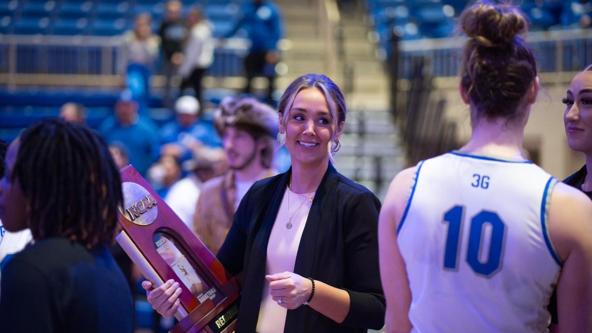 NCAADII's tweet photo. A Sister Act🏀✨

Turner Sports' Wayne Cavadi shares a #D2WBB story about the Stoller siblings from @GSUpioneers. 

#MakeItYours | https://t.co/KlHIkM2z8e https://t.co/qcjb4LOt9m