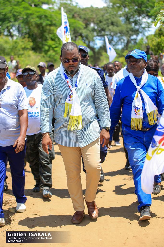 barickbuema's tweet image. Gratien Tsakala @peepoez dans la province du Kwango. Le rapporteur du Bureau politique de l’ACP, parti de @NgobilaM sensibilise pour une participation active et massive au processus électoral en cours. Il a fait une escale aux villages Tangombe et Kamungu.