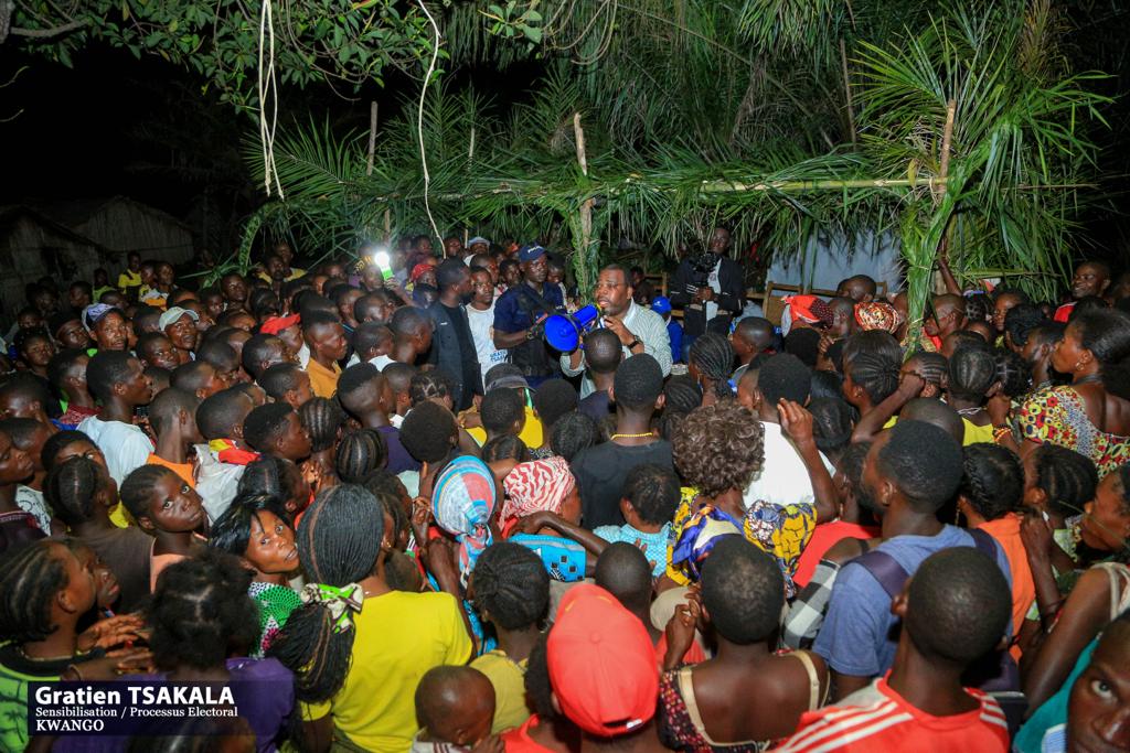 barickbuema's tweet image. Gratien Tsakala @peepoez dans la province du Kwango. Le rapporteur du Bureau politique de l’ACP, parti de @NgobilaM sensibilise pour une participation active et massive au processus électoral en cours. Il a fait une escale aux villages Tangombe et Kamungu.
