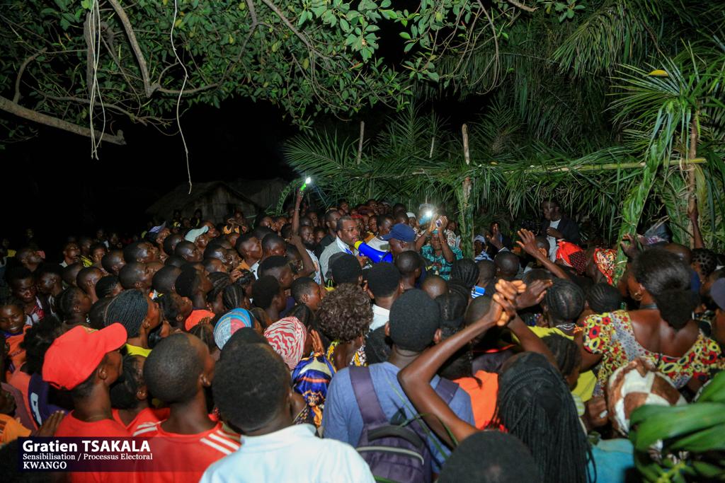 barickbuema's tweet image. Gratien Tsakala @peepoez dans la province du Kwango. Le rapporteur du Bureau politique de l’ACP, parti de @NgobilaM sensibilise pour une participation active et massive au processus électoral en cours. Il a fait une escale aux villages Tangombe et Kamungu.