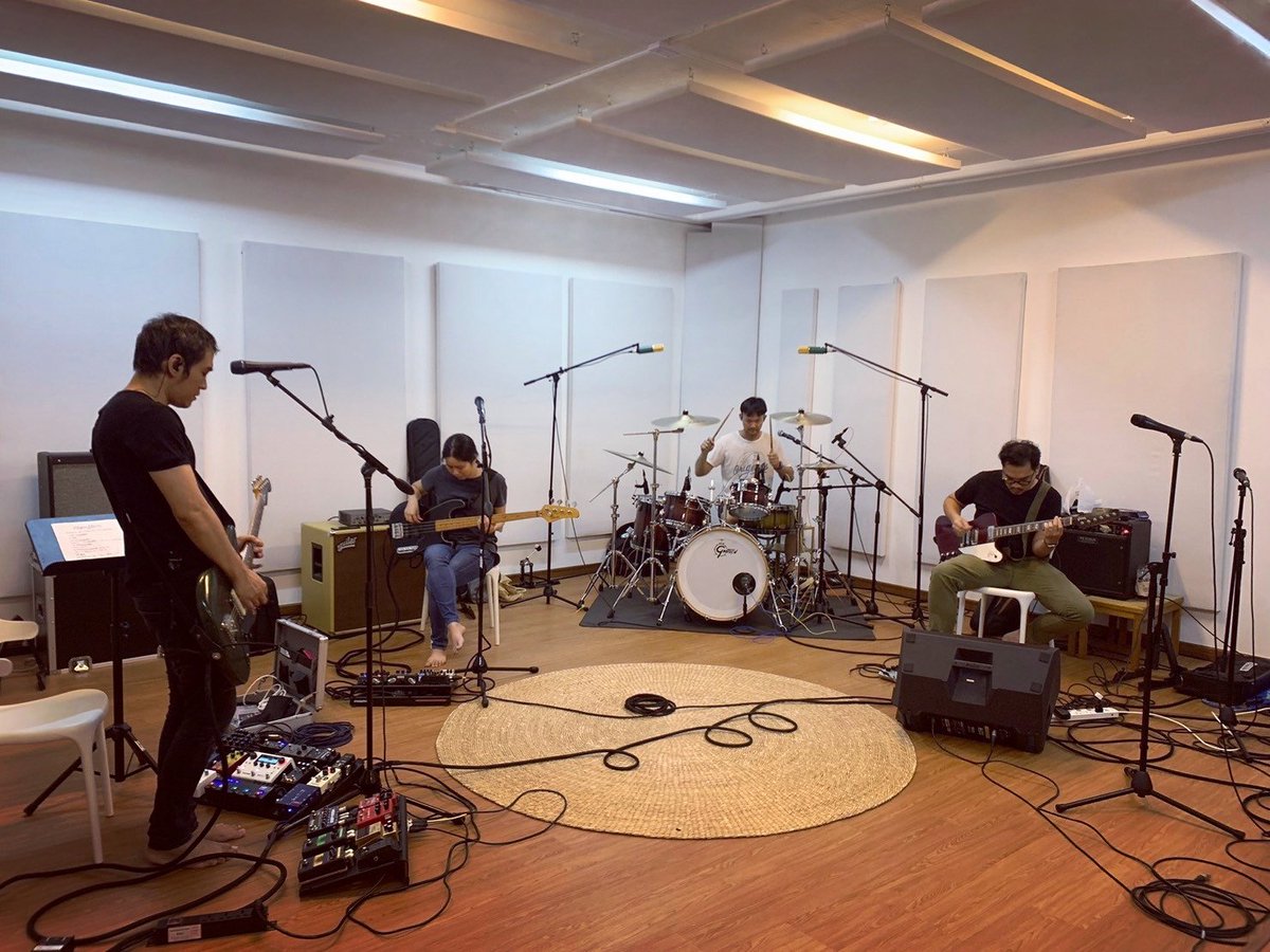 Harmonic_Dist's tweet photo. ช่วงสิ้นปี ศิลปินท่านอื่นๆเต็มไปด้วยงานโชว์งาน event แต่เราชาว HD เลือกที่จะซุ่มซ้อมเตรียมอัดเสียงทำเพลงอัลบั้มใหม่ พร้อมกับซ้อมทำ live sound ควบคู่กันไปด้วย ก็จะดูเงียบเหงาหน่อยๆ ใจก็อยากออกไปโลดแล่นเหมือนวงอื่นๆนั่นแหละ #HarmonicDistortion @ SAKI stuido https://t.co/Fz0EvLdmbs