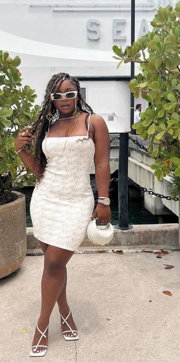 JusticeLei32787's tweet photo. It's #NAEvember ✨️ #4thDay #favoritefit ✨️
This day is fun &amp; there are so many outfits to choose from. 

Dinem Down 👖, the stripes and Solid was cute

White on white 🤍,  Nae rarely wears white but when she does it's  so pretty on her

Pretty In pink 💗  Soft and sultry https://t.co/rv73J21GG1
