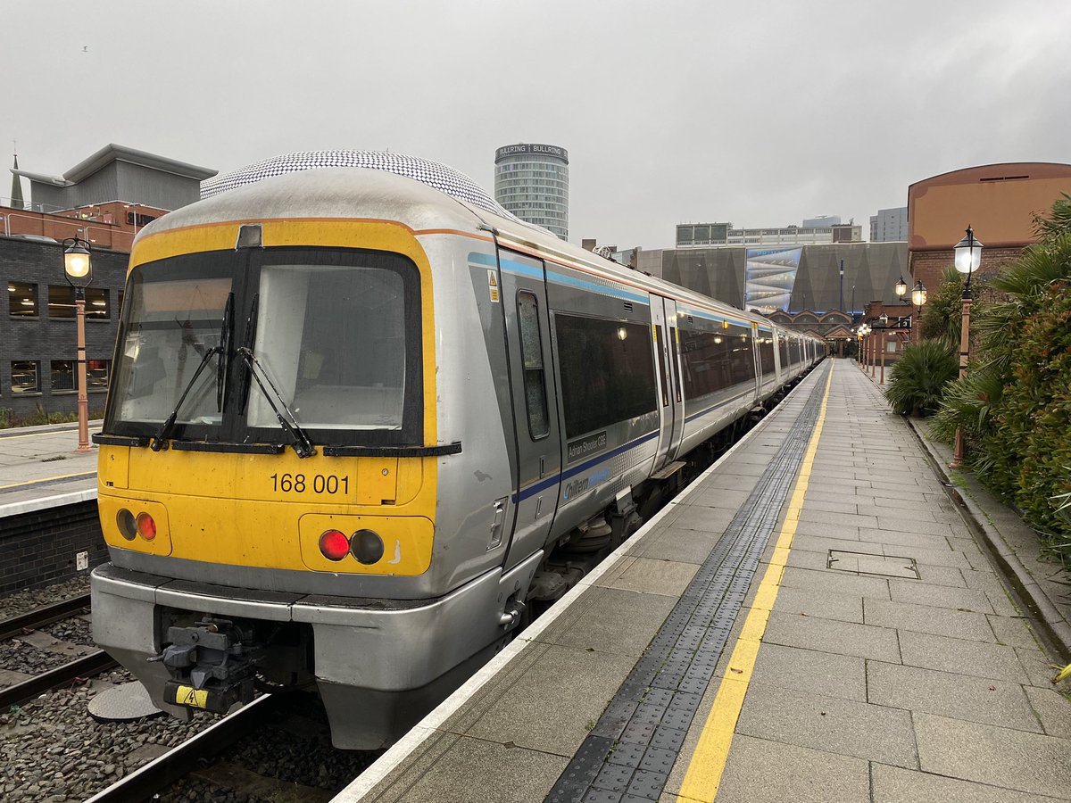 loypass_SCCar's tweet image. 🚈 The most retro Privatisation traction for the return: 168 001 Adrian Shooter CBE.
Incredible this set’s nearly 20 years older than the outward thrash.
@chilternrailway #class168 #Adtranz