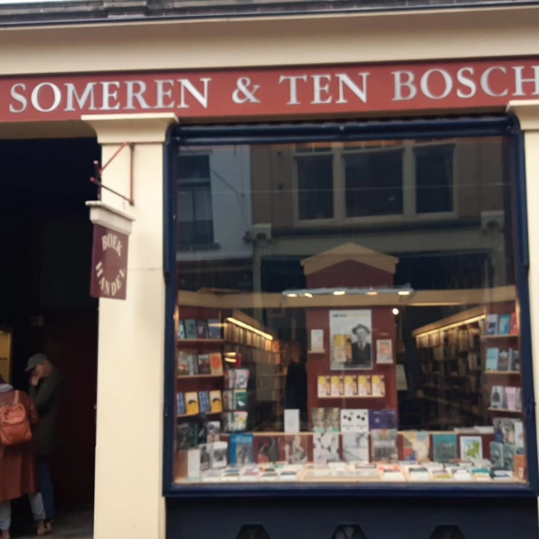 De eerste beelden van een Wereld van Gemeenschappen in de boekhandel komen uit Zutphen. Zo mooi! <a href="/teung/">틍//</a>