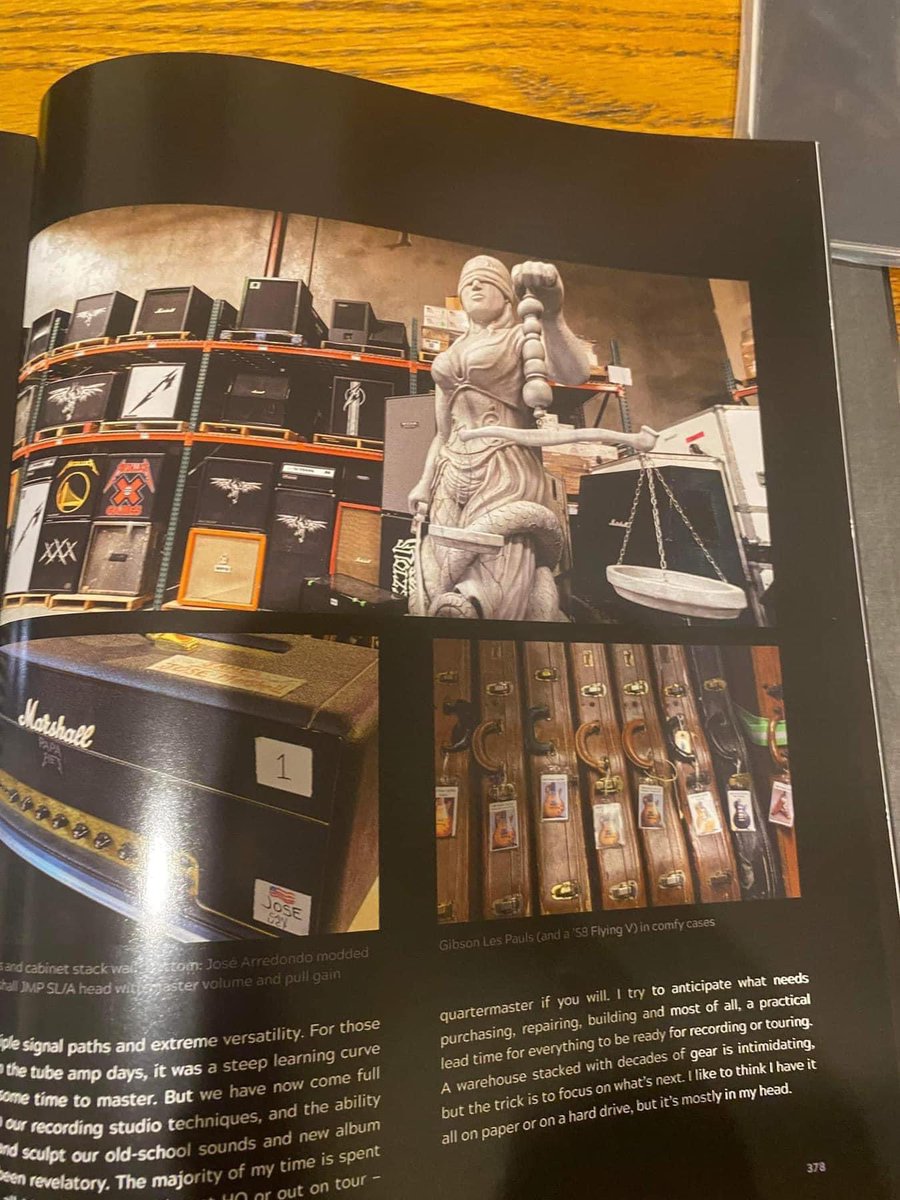 Metallicolombia's tweet image. ¡NUESTRA DORIS METALLICOLOMBIANA VUELVE A APARECER! 🇨🇴 

Nos acaban de informar que nuestra Doris del concierto en 2016 sale publicada en el libro sobre Guitarras “Messengers” de nada más ni nada menos que James Hetfield.

#JamesHetfield #Messengers #Guitar