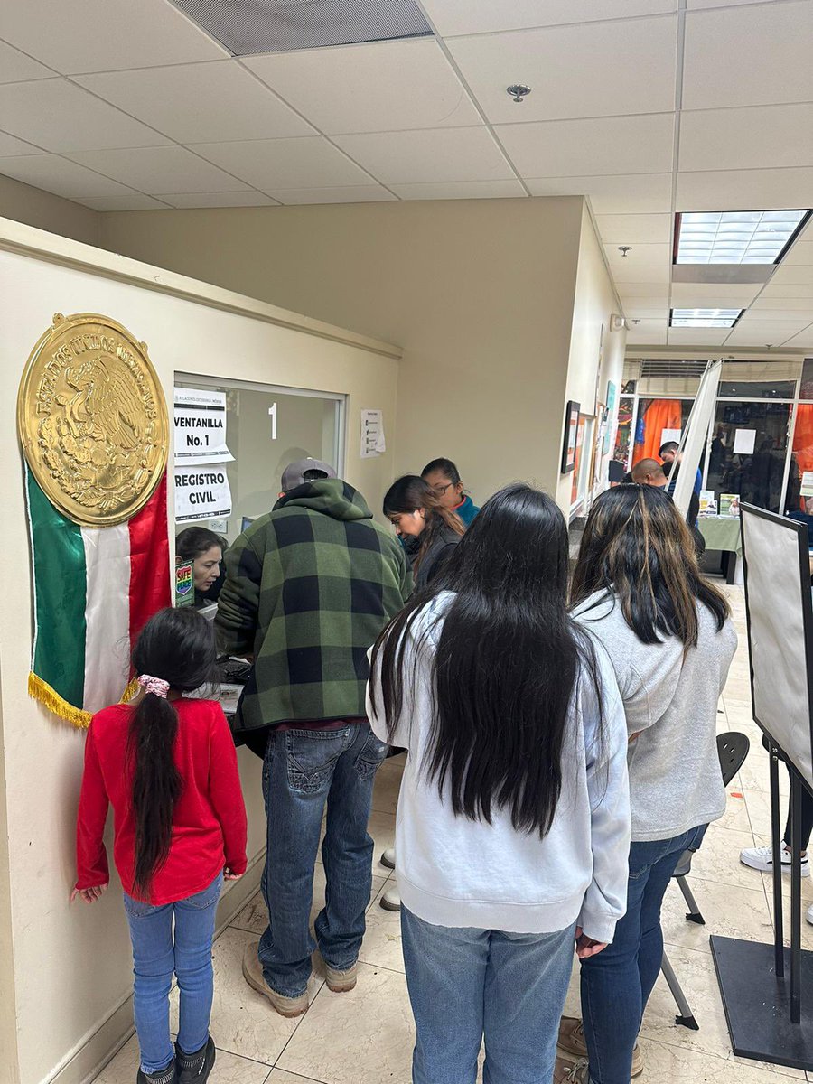 ConsulMexOrl's tweet photo. Continua  la Jornada Sabatina en el @ConsulMexOrl .

Les brindamos: 
🟢Pasaporte
🟢Matrícula Consular
🟢Credencial para VOTAR (INE) 
🟢Afiliación al IMSS
🟢Tarjetas FINABIEN

📍2550 Technology Dr., Orlando, FL 32804 https://t.co/K8bNzmWzFv