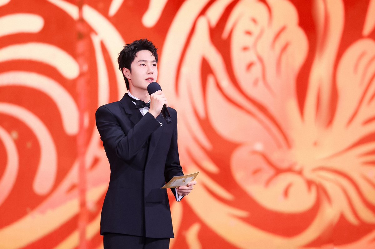 YiboMx's tweet photo. 05.11.23 YIBO-OFFICIAL Weibo:

(1/2) "Sea testigo del espléndido momento de China Movie / Films, ojalá nos reunamos a menudo gracias a la luz"

MOVIE STAR WANG YIBO

#WangYibo_GoldenRoosterAwards
#WangYibo #หวังอี้ป๋อ #王一博
https://t.co/azRfZqW9jt