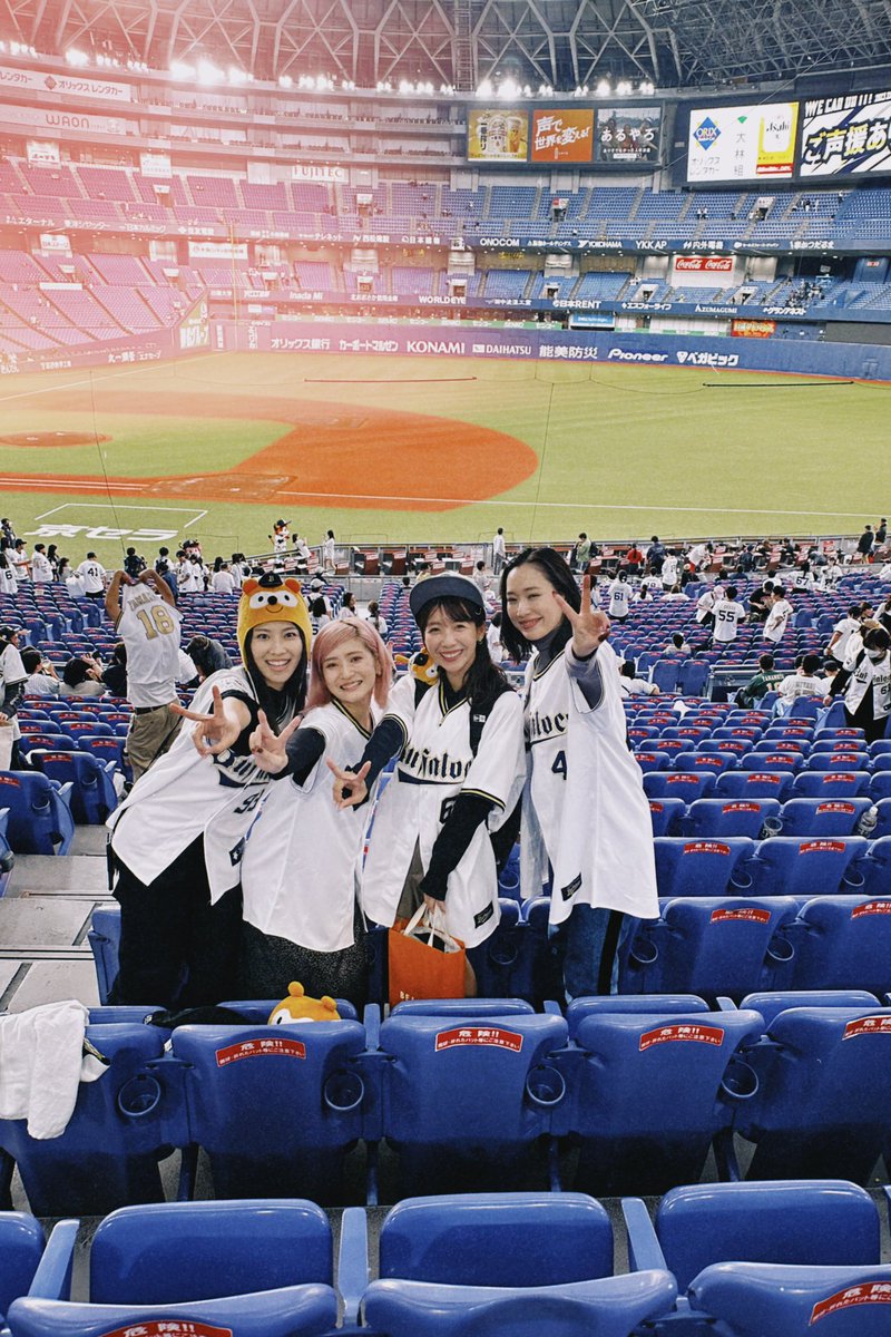今年最後の現地は
KAORIさん、RAYと一緒に観戦でした⚾️
試合後にはMIYUにも会えた〜〜〜🐼🩷

明日も京セラに応援届けます📣！！
#全員で頂点へ ！！！✨

#Bs2023 #BsGirls #オリックス 
#日本シリーズ