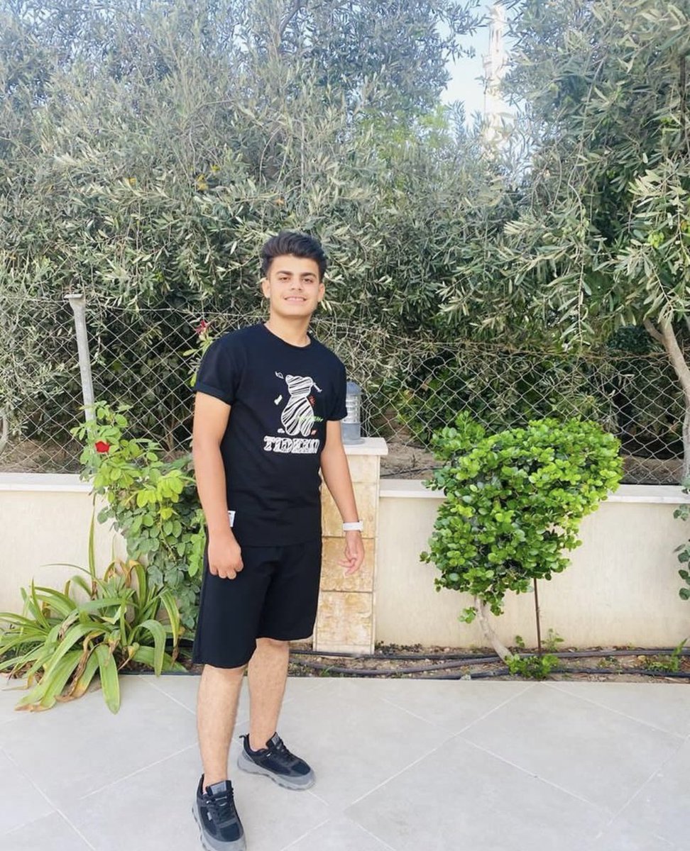 كان محمود يحب الحياة.. وكان دائما مفعم بالحيوية والحياة .. في كل مناسباتنا كان محمود هو المناسبة ذاتها..و كان ينتظر أيام ميلاد والده ووالدته إخوته وأخواته ليصنع ويوزع الفرح في البيت … يصادف اليوم  يوم ميلاد  محمود … رحمك الله يا روح الروح وكل عام وأنت بخير…

#غزة #معلش #فلسطين